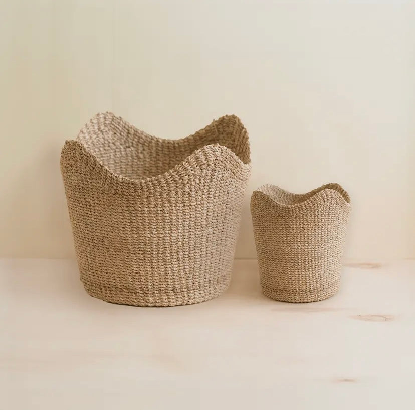 HANDWOVEN SCALLOP TABLETOP BASKET