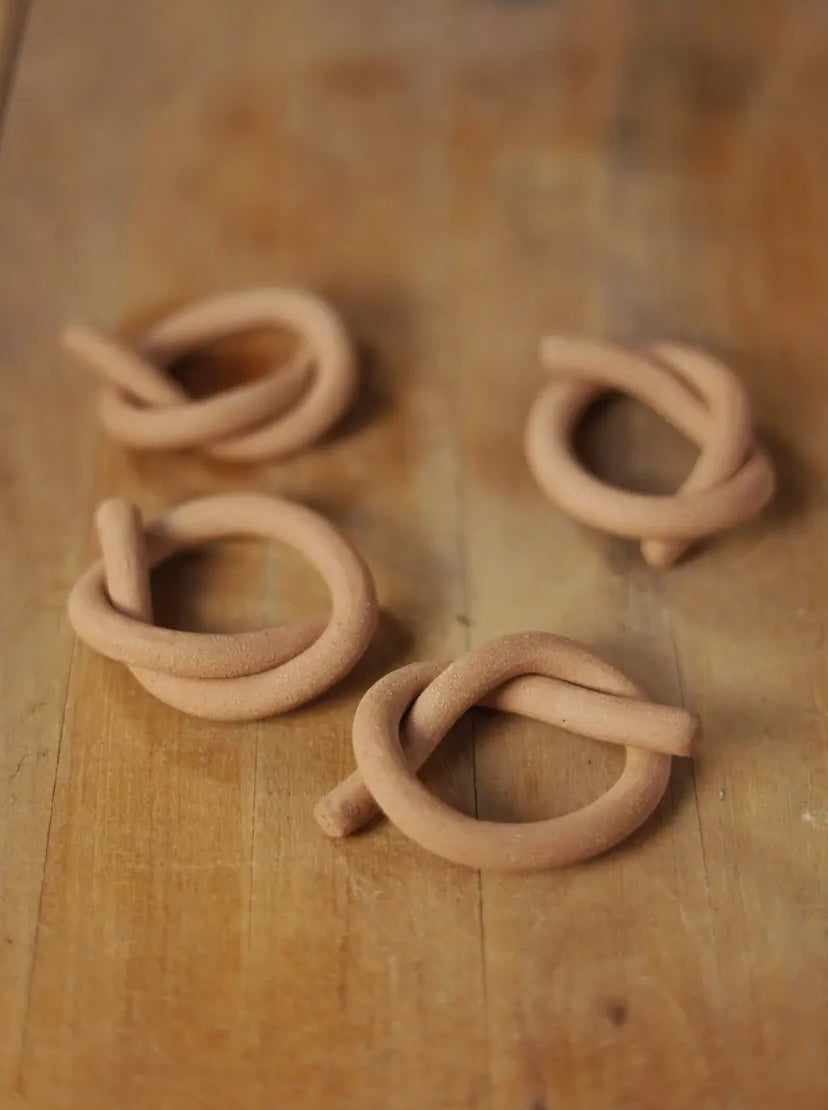 STONEWARE KNOT NAPKIN RING