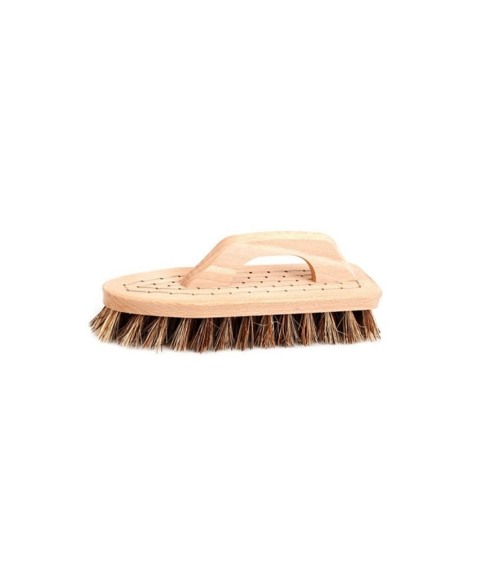 A beige scrubbing brush with a wooden handle and straw bristles, designed for cleaning hard surfaces. By Iris Hantverk