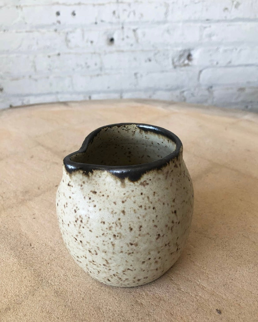 STONEWARE CREAMER CUP