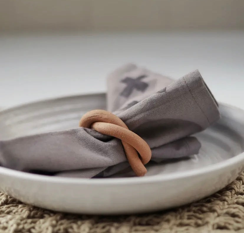 STONEWARE KNOT NAPKIN RING