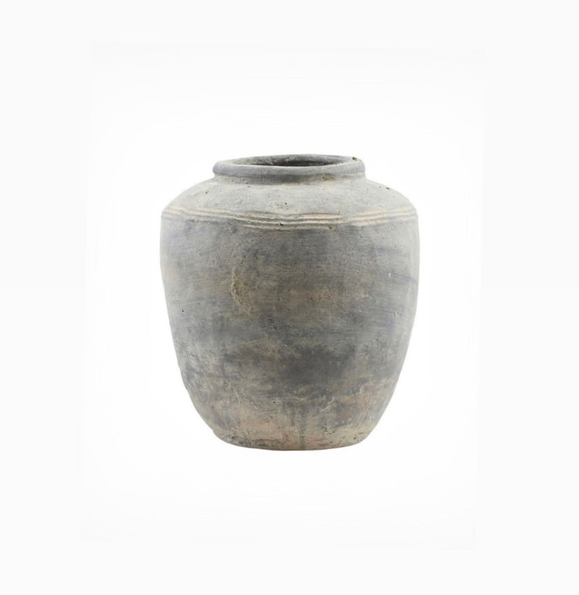 Rustic "lagos" vase made of gray concrete.
