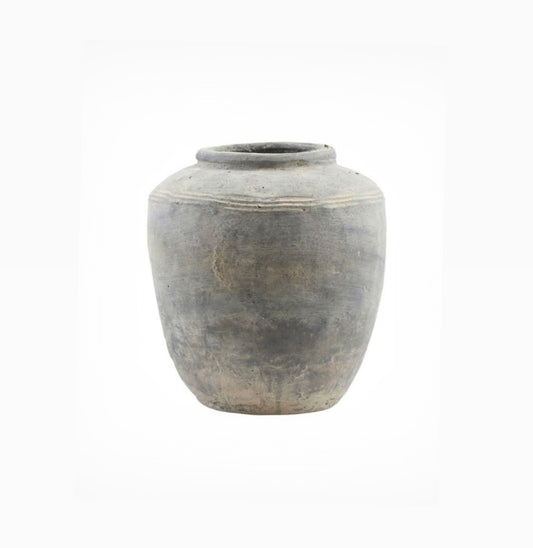 Rustic "lagos" vase made of gray concrete.